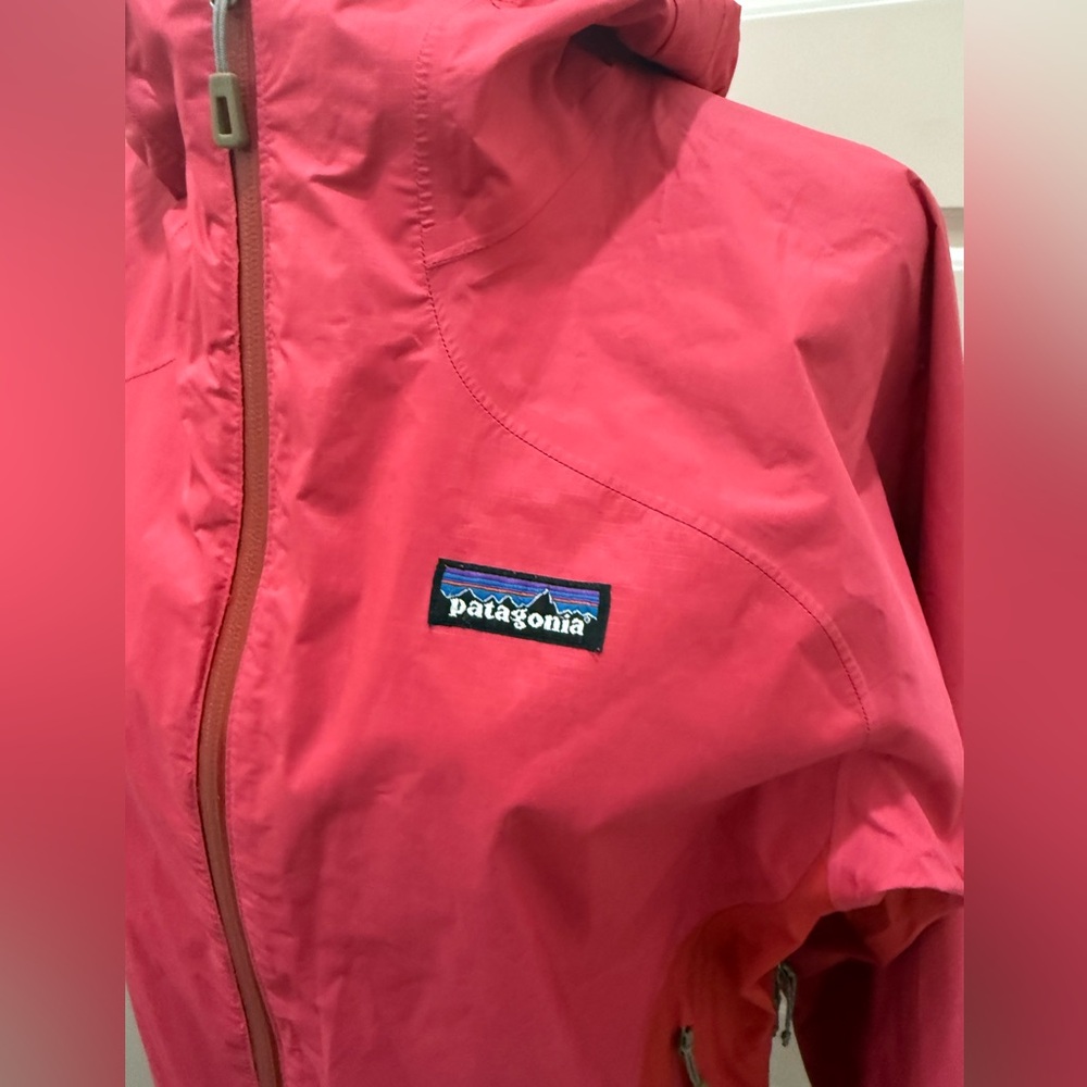 Patagonia Women’s Red Hooded Rain Jacket - Picture 7 of 12